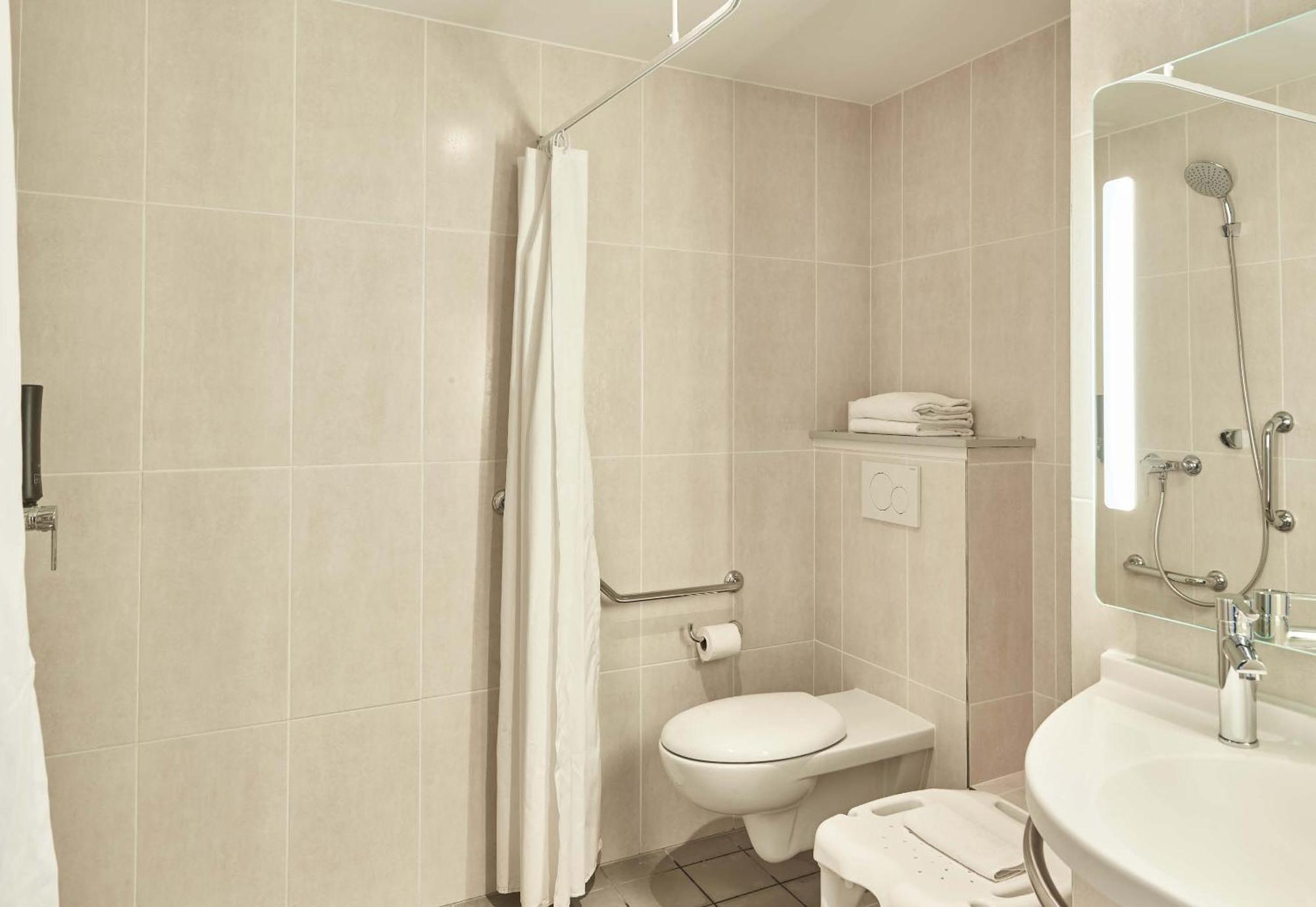 B&B Hotel Massy Gare Tgv Exteriör bild